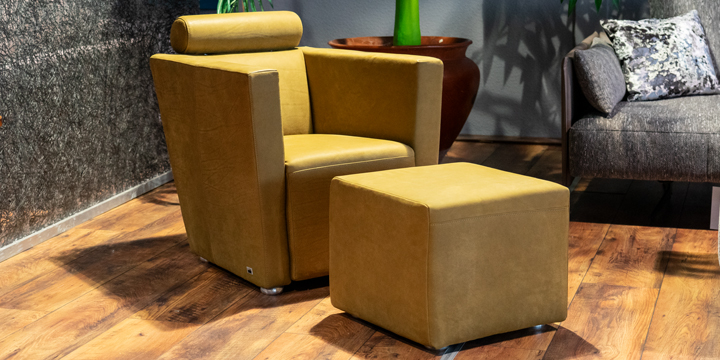 Arthe - Sessel + Hocker Leder Nubuk Stonewashed senf + Effektnaht