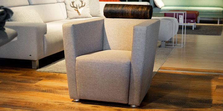 Arthe - Sessel ca. B 76 x H 85 x T85 in Stoff Prima camel, Kopfrolle in braunem Q-Fell