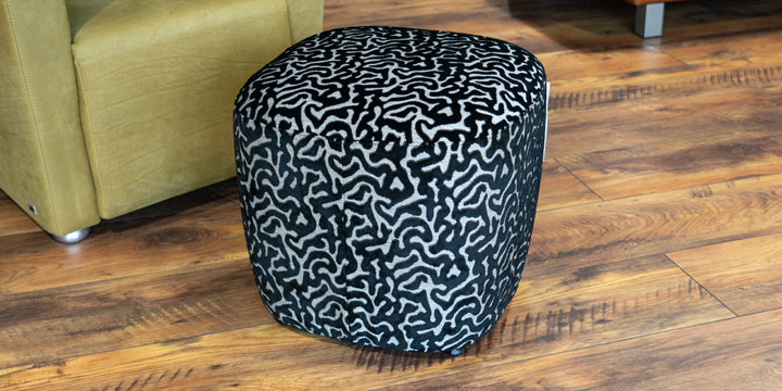 Bob - Hocker ca. B 50 x H 50 x T 45 cm bezogen in Stoff S&V Elegance Mirage schwarz silber