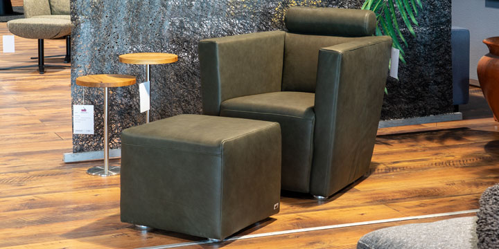 Arthe - Sessel + Hocker bezogen in Leder Mannitou olive mit Effektnaht