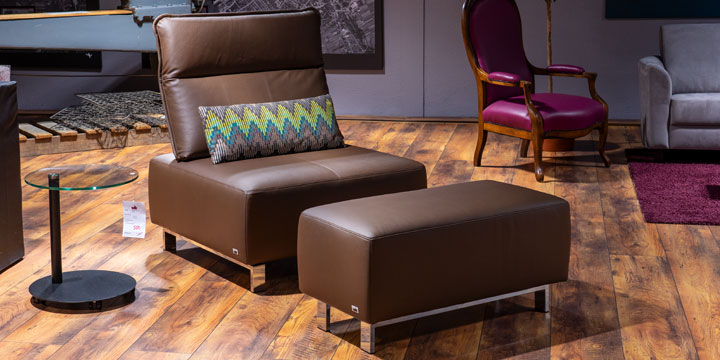 Beluga - Sessel mit Sitztiefenverstellung + Hocker in Leder Napoli caffé