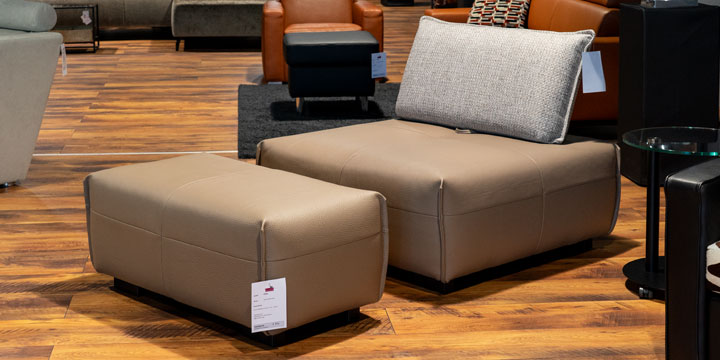 Flow - Sessel mit Sitztiefenverstellung + Hocker Sitz + Hocker in Leder Jumbo cocos, Rücken in Stoff Sonnhaus Momento Chiny