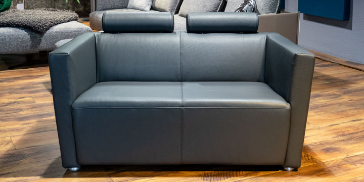 Arthe - 2 Platz Sofa mit Nackenrollen bezogen in Leder Dolomiti grey + Effektnaht