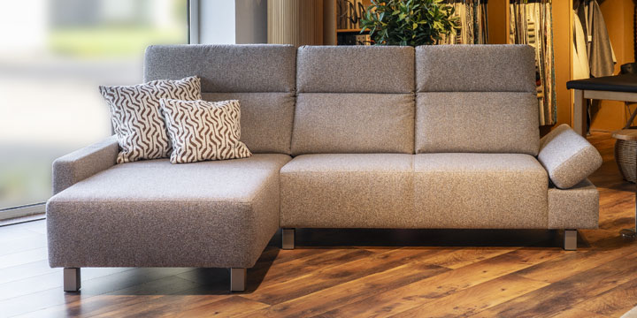 Batida - Longchair + 2 Platz Sofa mit Funktions-Armlehne ist bezogen im Stoff Natura meliert