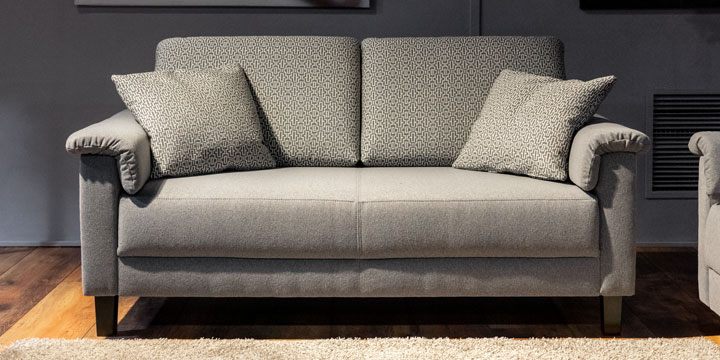 Batida niedrig - 2 Platz Sofa mit niedrigen Rücken in Stoffkombi: Rücken Chain gemustert & Korpus Pure uni grau