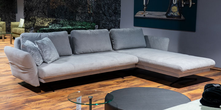 Beach - 2,5 pLatz Sofa + Longchair mit Klapparmlehne bezogen im Stoff Bronx light grey