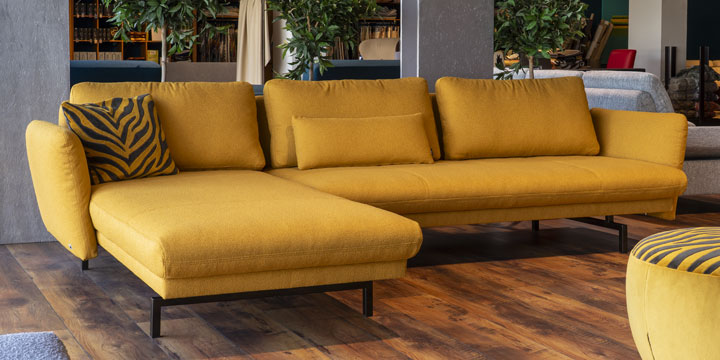 Beach - 2,5 Platz Sofa + Longchair mit Klapparmlehne ist bezogen im Stoff Aristide Bobby buttercup gelb