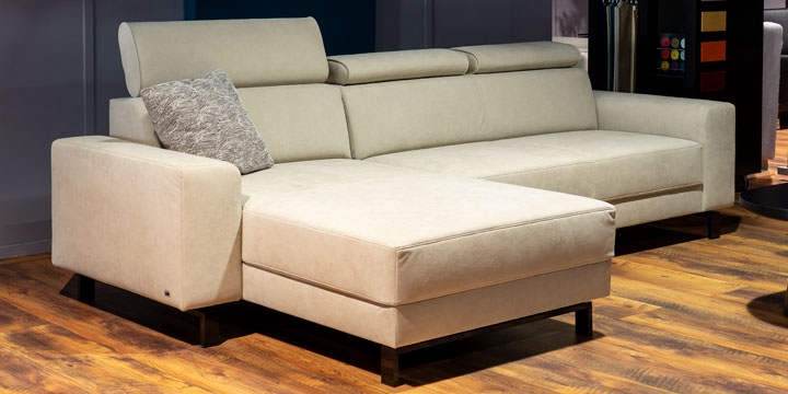 Begum - Longchair + 2 Platz Sofa, ca. 165 x 585 cm bezogen in Alcantara Sea Sand 1100