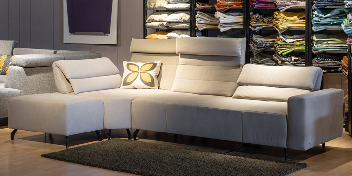 Boa - Hocker + Ecke + 2,5 Plazu Sofa ca. 142 x 342 cm bezogen im Stoff Fellow Gloria grau
