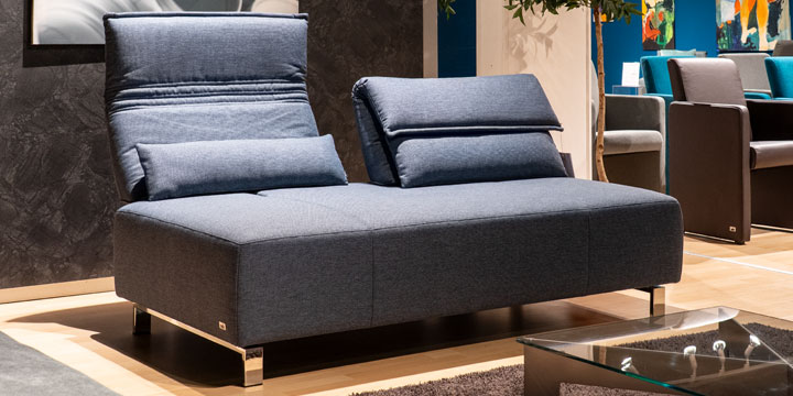 Bono - 2,5 Platz Sofa mit Sitztiefenverstellung ist bezogen im Stoff Prima blau