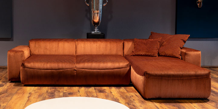 Carlo - 2 Platz Lounge-Sofa + Longchair + Kissen-Set bezogen in Stoff S&V Cordone kupfer