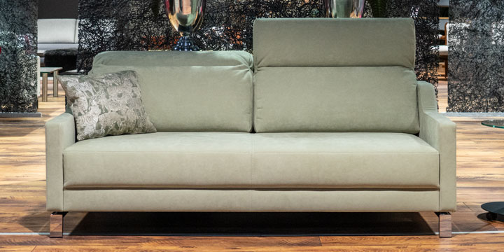 Evia - 2,5 Platz Sofa mit verstellbarem Kopfteil in Mikrofaser S&V Alcantara 2161 Almond