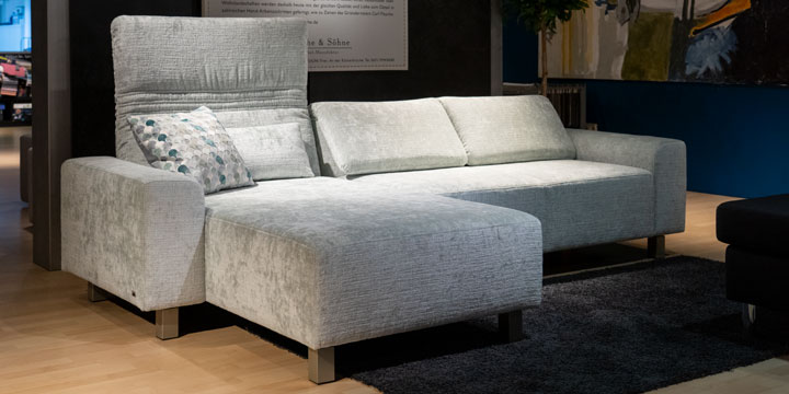 Futura - Longchair + 2 Platz Sofa, inkl. Lendenkissen bezogen in Stoff Chenille Molino helles mint
