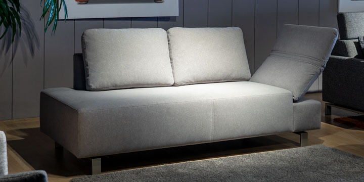 Indigo mit Armlhenen Fugo - 2 Platz Sofa mit Hammer bezogen in Stoff Nordic hellgrau