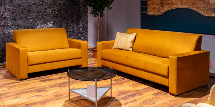Liberty-Jamaika - 2 Platz + 3 Platz Sofa, bezogen im Stoff Nubuk ockergelb