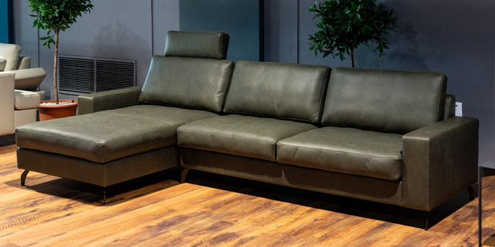 Menta - Longchair + 2,5 Platz Sofa mit Einsteckstütze bezogen in Anilin Leder Mannitou olive mit Effektnaht