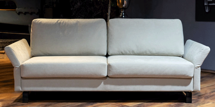 reduziertes Ausstellungsstück Sofa Milo in Microfaser Stoff Alcantara seas sand A 100