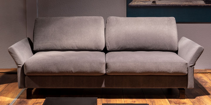 Milo - 2,5 Platz Sofa mit klappbarer Armlehne bezogen in Stoff Nordic grau meliert