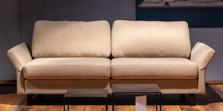 Milo - 2,5 Platz Sofa mit klappbaren Armlehnen im Stoff Bronx camel