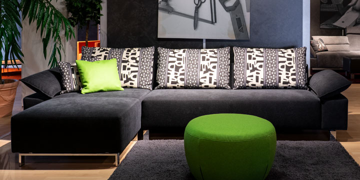 Pablo II - Longchair + 2,5 Platz Sofa ist bezogen im Stoff Heco WOW 2 schwarz, Rückenkissen sind bezogen in Q2 Zen Garden Takao