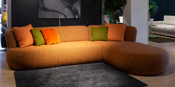 Palazzo II - Recamiere + Longchair ca. 324 x 218 cm bezogen in Stoff Julius orange-grün-meliert