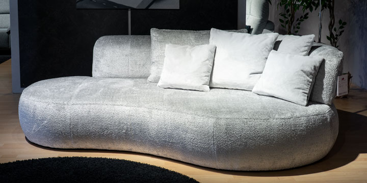 Palazzo II - Sofa mit Rondo + 4 Zierkissen bezogen im Stoff JAB Carlucci Tenderness